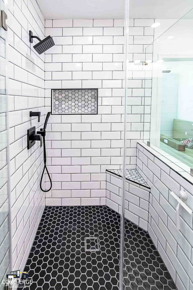 Ispirazione per una stanza da bagno con doccia design con ante in stile shaker, ante in legno scuro, un lavabo e mobile bagno freestanding