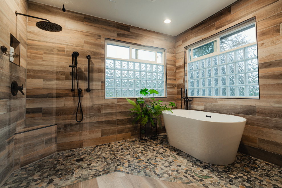 Inredning av ett rustikt mellanstort en-suite badrum, med skåp i shakerstil, bruna skåp, ett fristående badkar, en kantlös dusch, klinkergolv i porslin och med dusch som är öppen