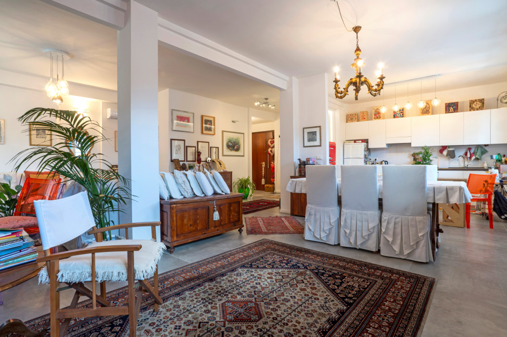 На фото: гостиная комната в современном стиле с полом из керамогранита, серым полом и ковром на полу