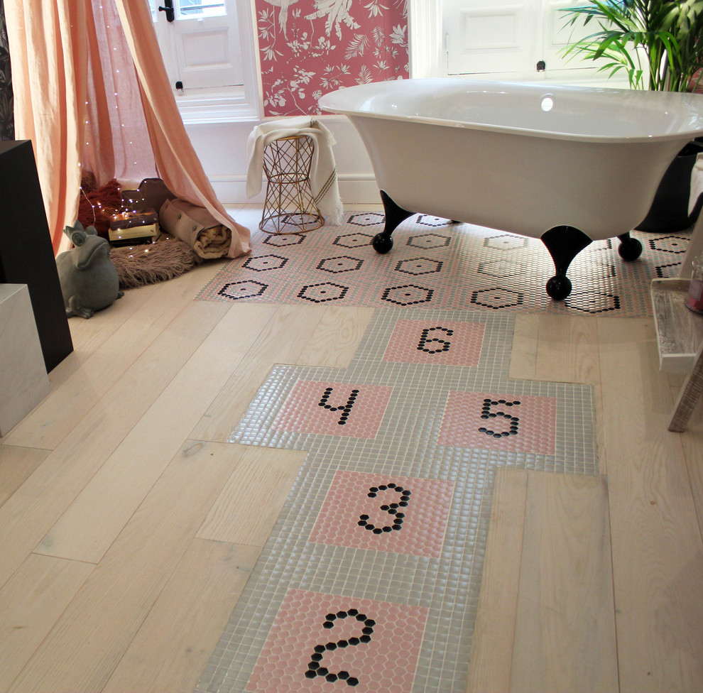 Design ideas for a small traditional gender-neutral kids' room in Madrid with pink walls and pink floor.