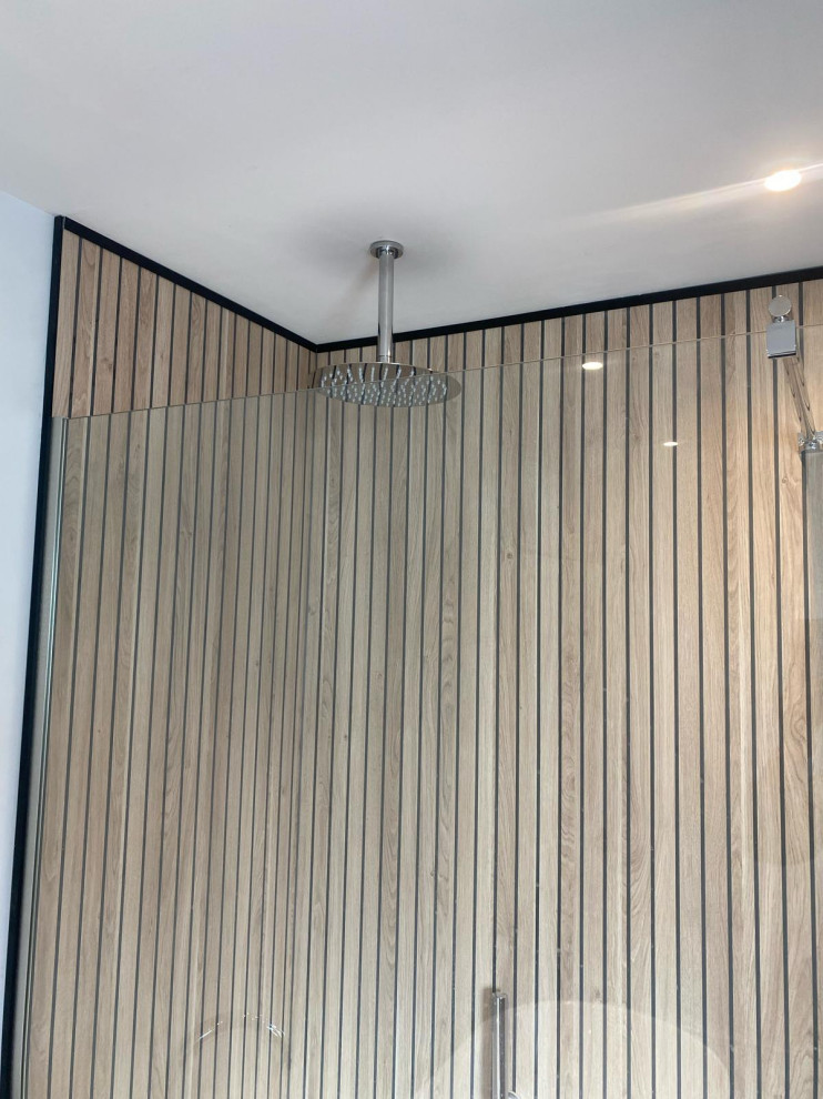 Modern & practical family Bathroom