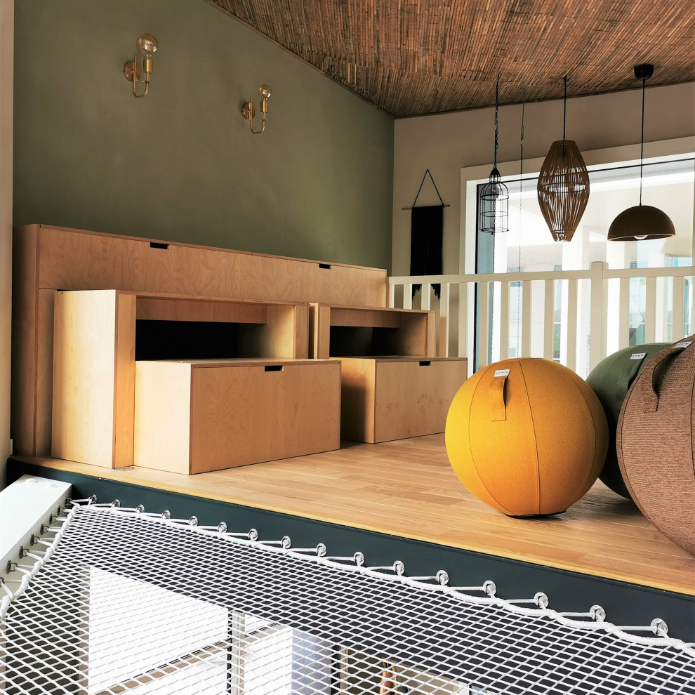 Mittelgroße, Fernseherlose Moderne Bibliothek ohne Kamin, im Loft-Stil mit grüner Wandfarbe, hellem Holzboden und Holzdielendecke in Nantes