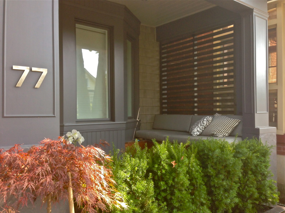 Inspiration for a modern front yard verandah in Toronto.