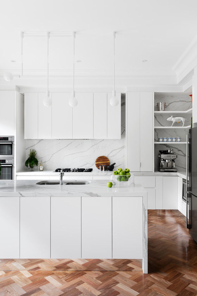 This is an example of a contemporary kitchen in Melbourne.