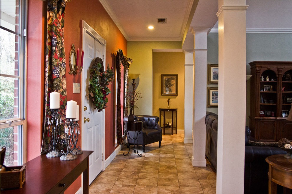 Transitional hallway photo in Austin