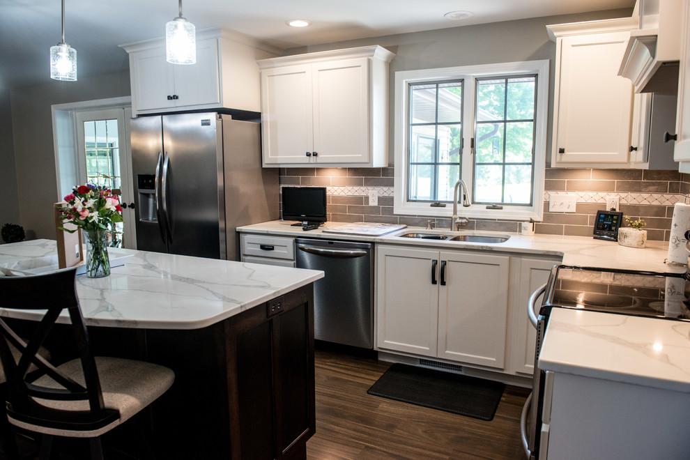 Kitchen - transitional kitchen idea in Chicago