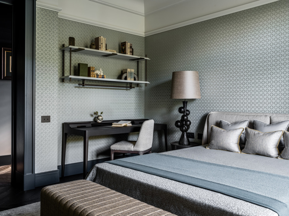 Immagine di una camera da letto chic con pareti grigie, parquet scuro, pavimento marrone e carta da parati