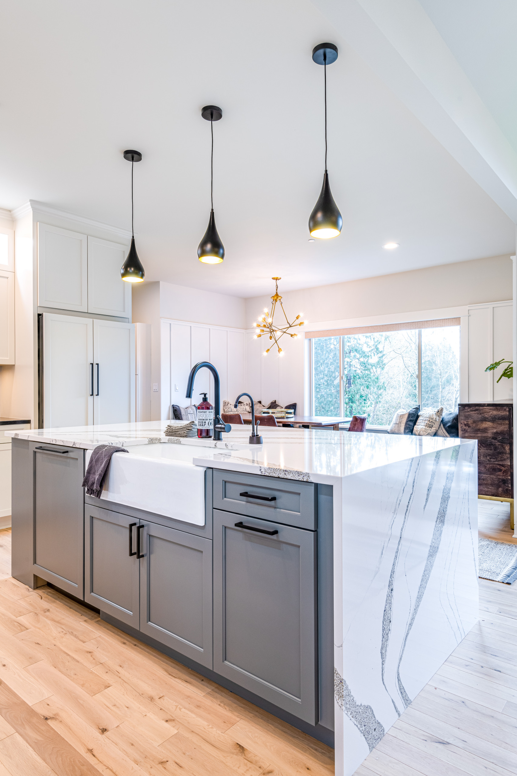Kitchen - contemporary kitchen idea in Seattle