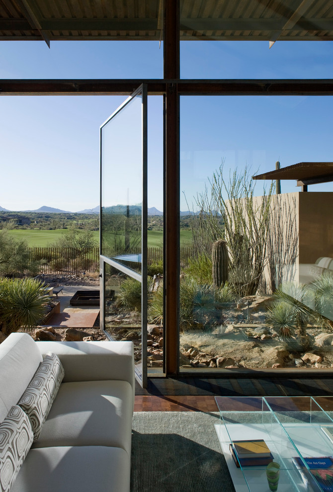 This is an example of a southwestern drought-tolerant backyard landscaping in Austin.