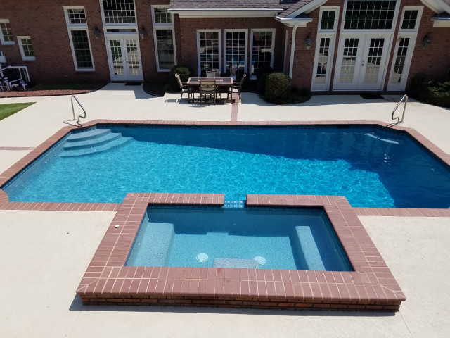 Classic Suburban Backyard Setting klassisk-pool