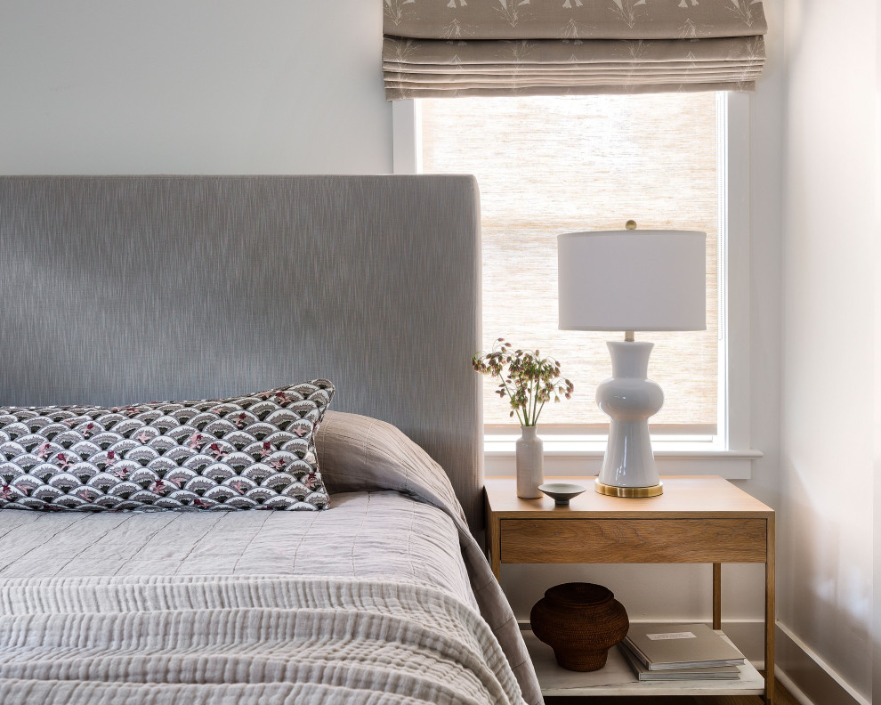 Ejemplo de dormitorio principal nórdico de tamaño medio con paredes blancas y suelo de madera en tonos medios