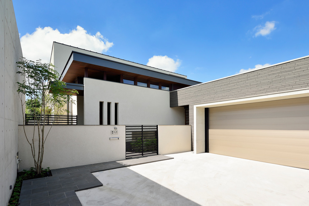 This is an example of a modern attached garage in Nagoya.