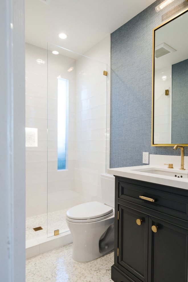 Стильный дизайн: маленькая ванная комната в современном стиле с черными фасадами, открытым душем, унитазом-моноблоком, белой плиткой, керамической плиткой, синими стенами, полом из керамической плитки, душевой кабиной, накладной раковиной, столешницей из гранита, разноцветным полом, открытым душем, белой столешницей, нишей, тумбой под одну раковину, встроенной тумбой, кессонным потолком и обоями на стенах для на участке и в саду - последний тренд
