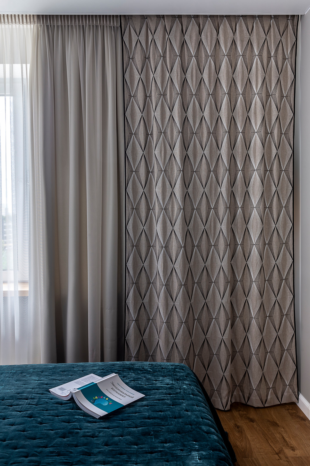 Спальня.Портьеры с репсовой лентой по периметру, тюль и блекаут