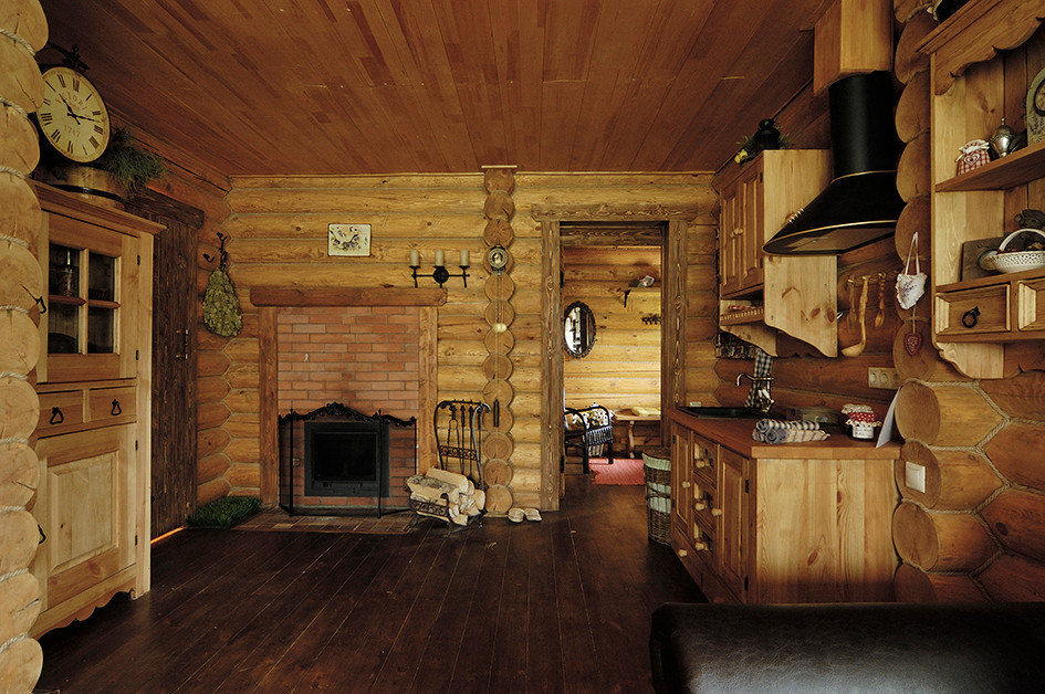 Интерьер бани из бревна