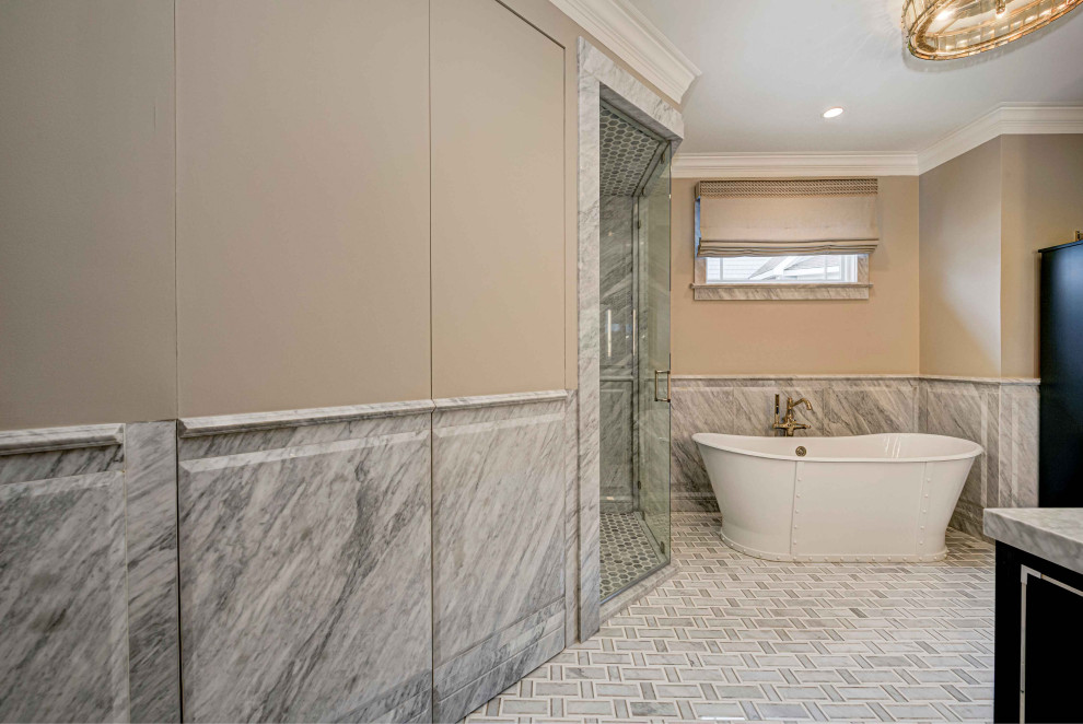 Idées déco pour une salle de bain principale éclectique avec une baignoire indépendante, un espace douche bain, un carrelage gris, du carrelage en marbre, un mur beige, une cabine de douche à porte battante, un sol en carrelage de porcelaine et un plan de toilette en marbre.