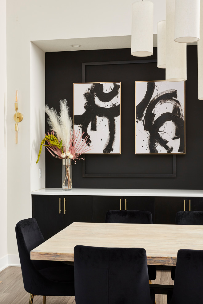 Ispirazione per una sala da pranzo aperta verso la cucina contemporanea di medie dimensioni con pareti bianche, pavimento in vinile e pavimento marrone
