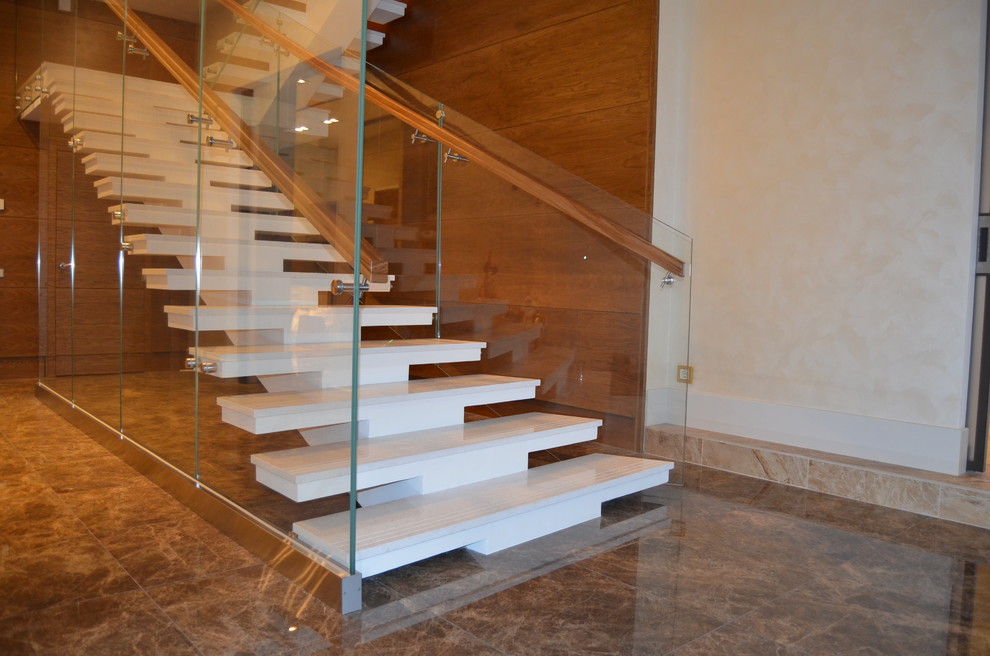 Стильная лестница со стеклянным ограждением (2018)