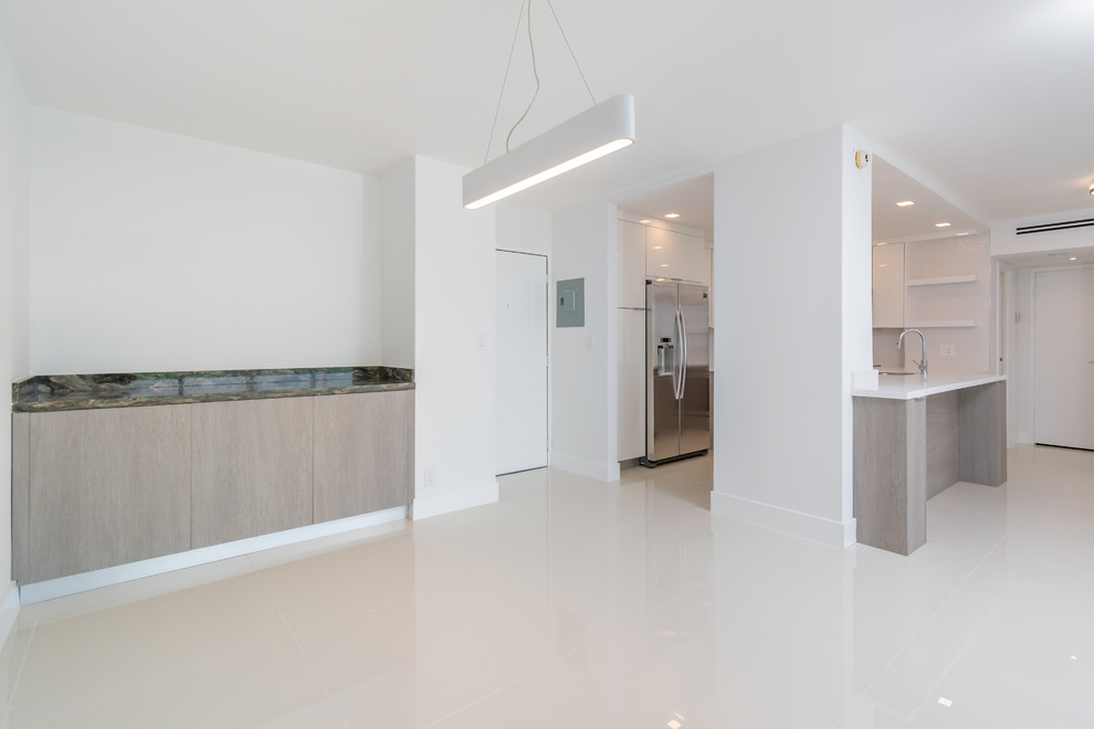 Contemporary Condo / Open your kitchen