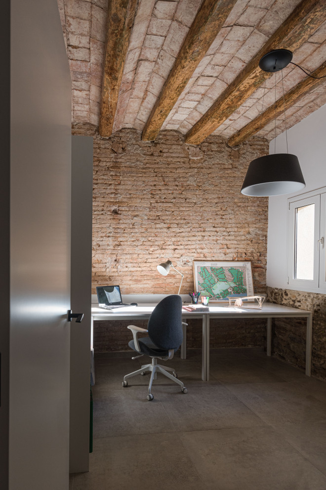 Idee per un grande ufficio minimal con pareti bianche, pavimento con piastrelle in ceramica, scrivania autoportante, pavimento grigio, travi a vista e pareti in mattoni