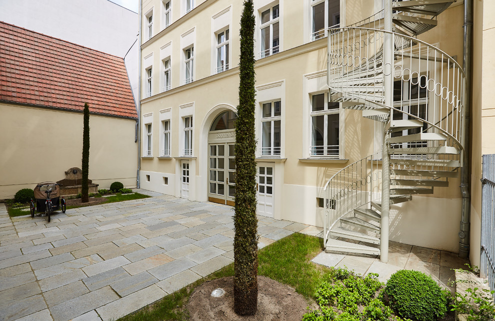 Gewendelte, Große Klassische Metalltreppe mit offenen Setzstufen und Stahlgeländer in Berlin