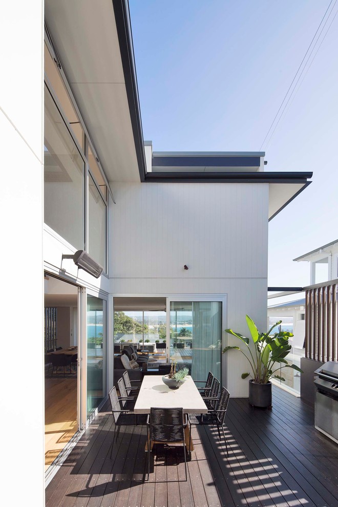 This is an example of a contemporary deck in Sydney.