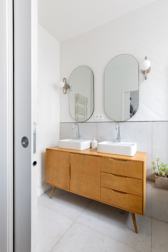Mittelgroßes Modernes Badezimmer En Suite mit Wandtoilette mit Spülkasten, weißer Wandfarbe, Aufsatzwaschbecken und Doppelwaschbecken in Paris
