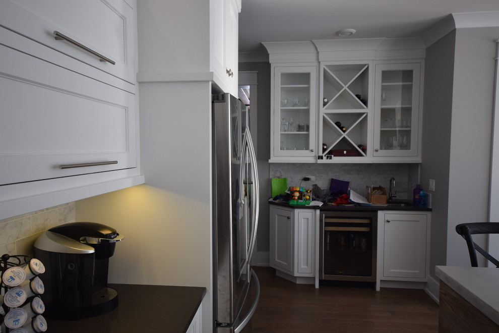 Kitchen - transitional kitchen idea in Chicago