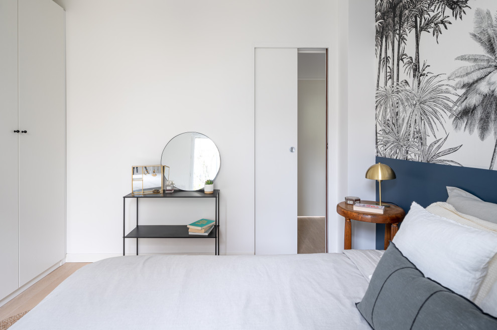 Aménagement d'une petite chambre parentale contemporaine avec un mur blanc, parquet clair, un sol marron, du papier peint et dressing.