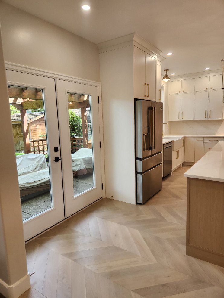 Example of a transitional home design design in Vancouver