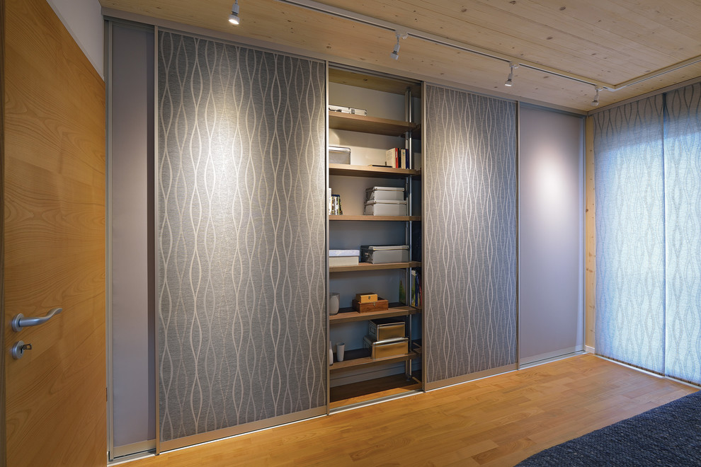 Mittelgroßes Skandinavisches Ankleidezimmer in Frankfurt am Main