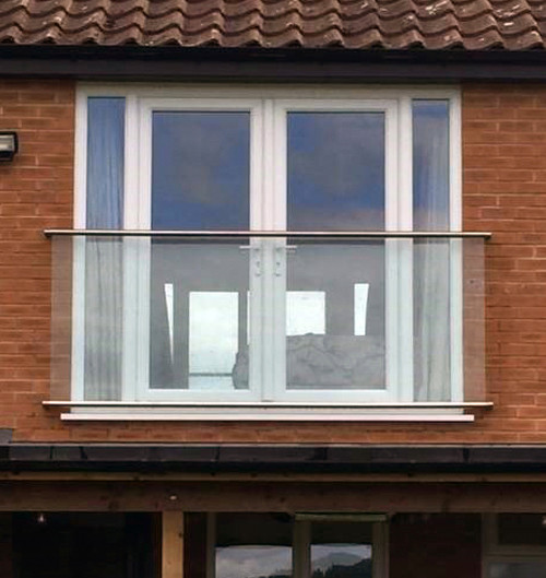 Kleiner, Unbedeckter Moderner Balkon mit Sichtschutz und Glasgeländer in Sonstige
