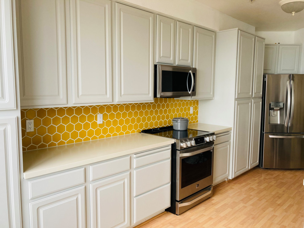 Imagen de cocina minimalista con salpicadero amarillo y salpicadero de azulejos de cerámica