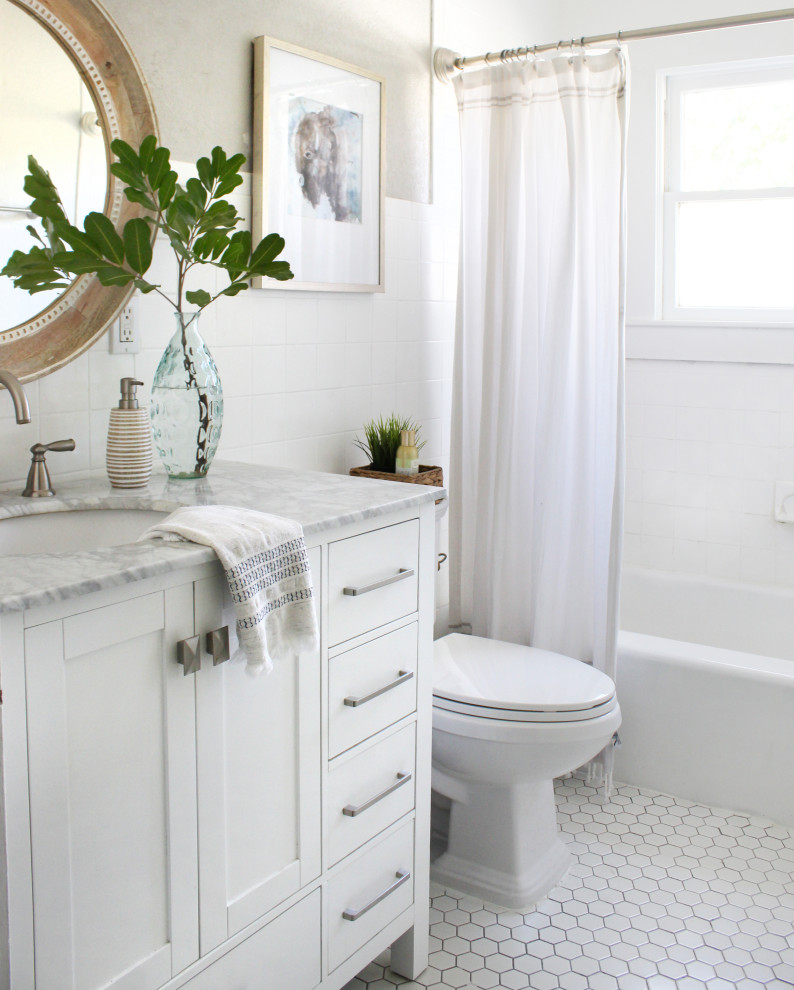 Inspiration pour une petite salle de bain craftsman avec un placard à porte shaker, des portes de placard blanches, une baignoire posée, WC séparés, un carrelage beige, des carreaux de céramique, un mur beige, un sol en carrelage de céramique, un lavabo encastré, un plan de toilette en marbre, un sol blanc, un plan de toilette gris, meuble simple vasque et meuble-lavabo sur pied.