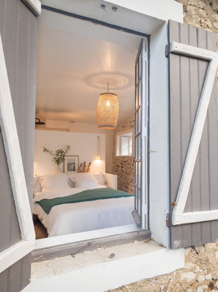 This is an example of a country bedroom in Paris.