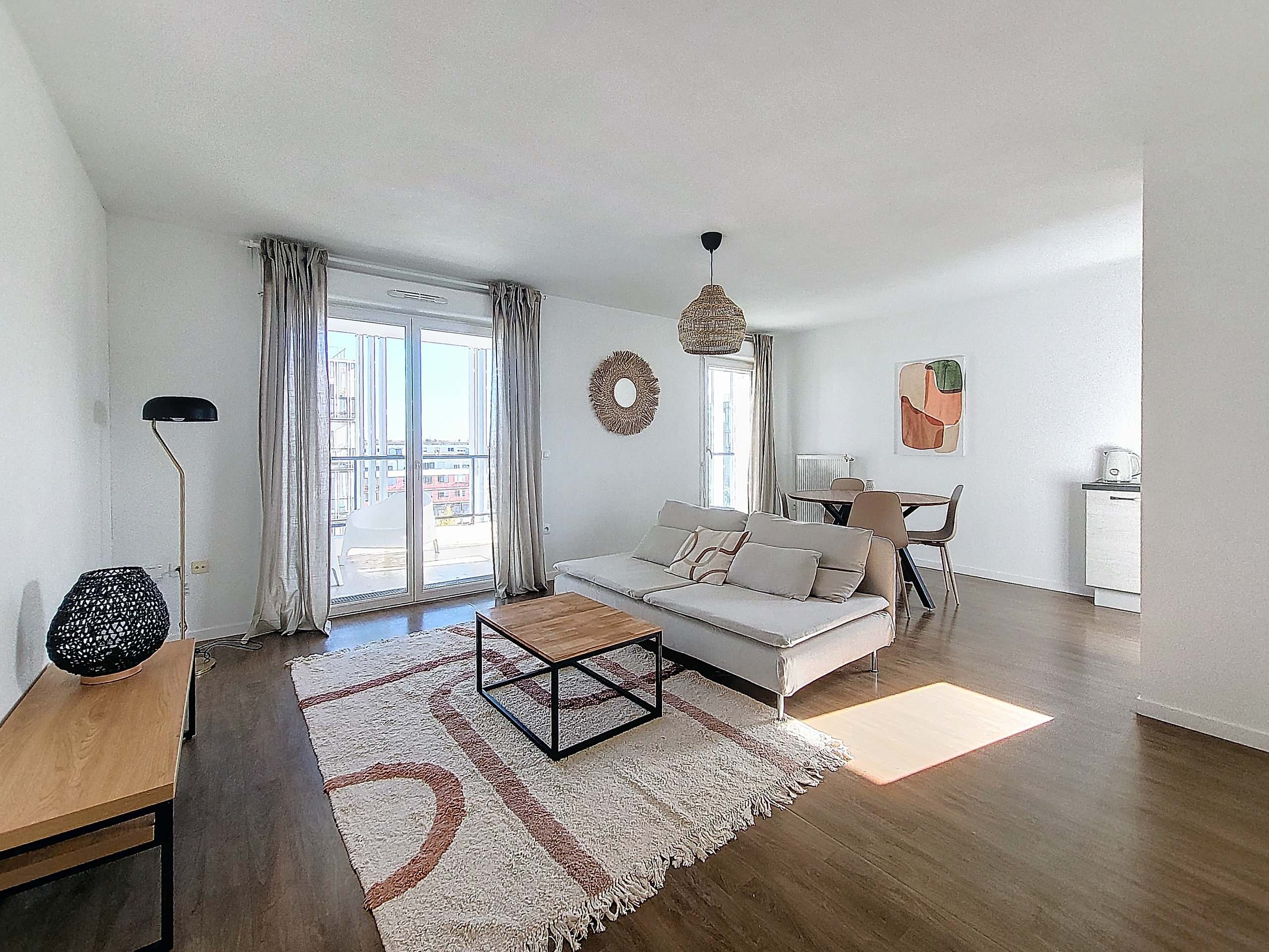 Cet appartement a été meublé pour la location ou la colocation .