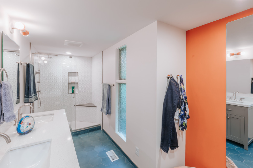 Источник вдохновения для домашнего уюта: главная ванная комната среднего размера в стиле модернизм с фасадами с утопленной филенкой, серыми фасадами, душем в нише, белой плиткой, белыми стенами, полом из цементной плитки, врезной раковиной, синим полом, душем с раздвижными дверями, белой столешницей, сиденьем для душа, тумбой под две раковины и встроенной тумбой