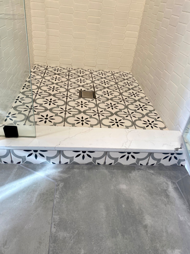 Inspiration för ett mellanstort funkis grå grått badrum med dusch, med öppna hyllor, svarta skåp, en dusch i en alkov, en toalettstol med separat cisternkåpa, vit kakel, porslinskakel, vita väggar, klinkergolv i porslin, ett undermonterad handfat, bänkskiva i akrylsten, grått golv och dusch med gångjärnsdörr