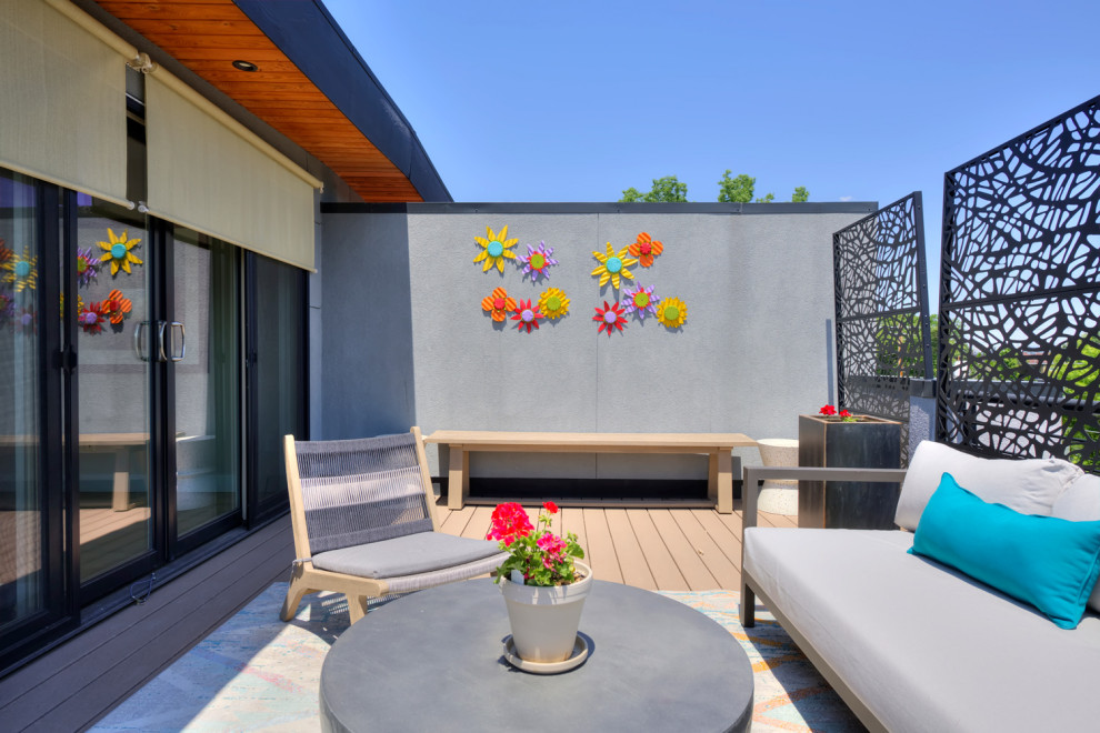 Inspiration pour une terrasse arrière design de taille moyenne avec un foyer extérieur et une extension de toiture.