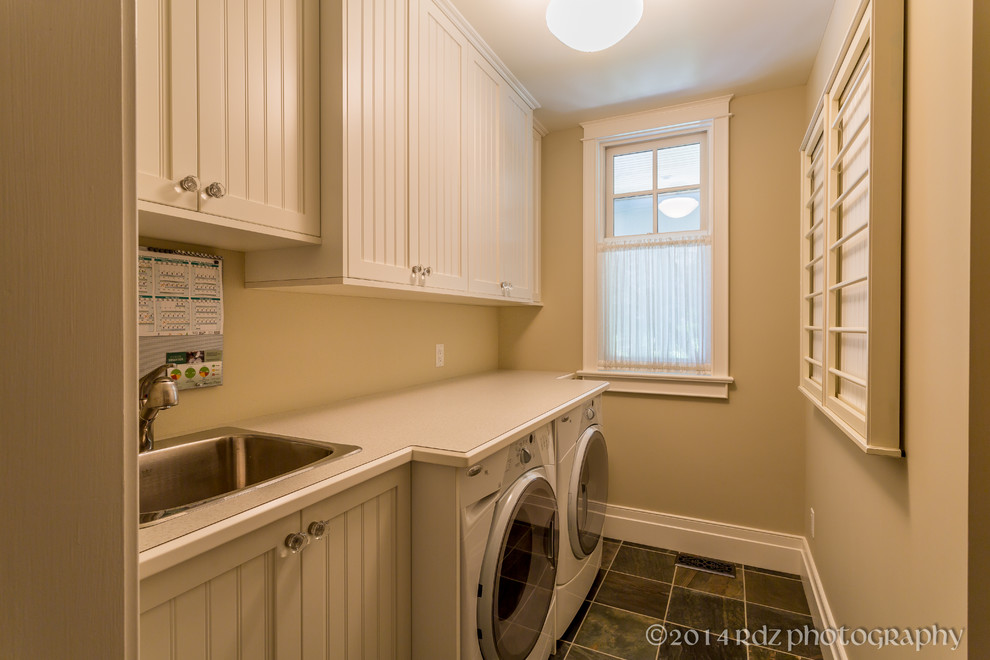 Example of a laundry room design in Ottawa