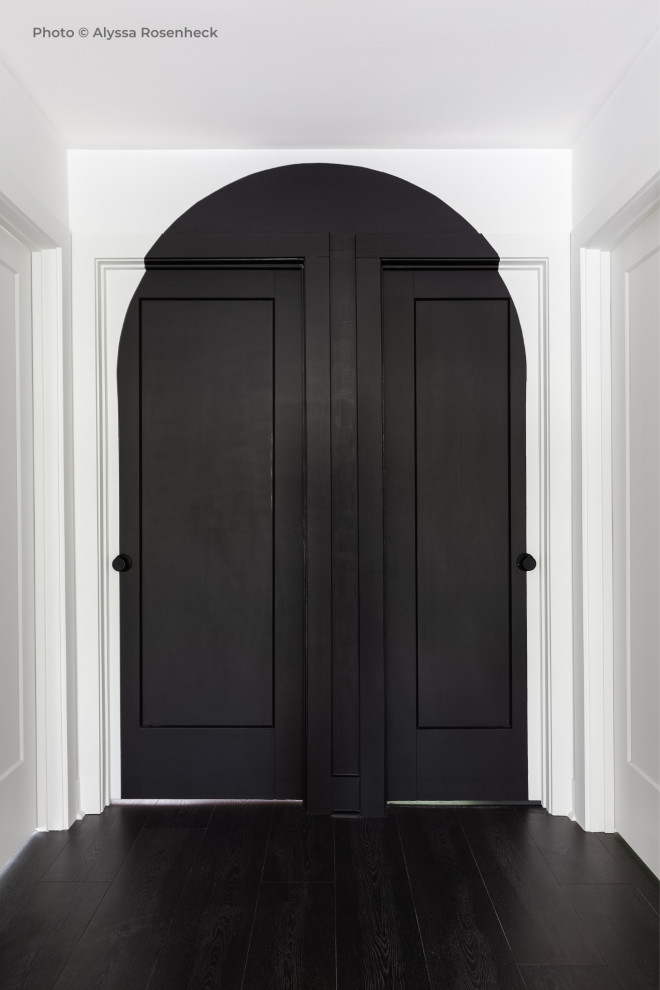 Идея дизайна: входная дверь среднего размера в стиле ретро с белыми стенами, полом из винила, двустворчатой входной дверью, черной входной дверью и черным полом