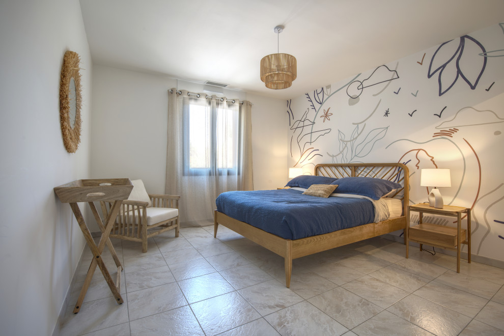Großes Schlafzimmer mit Tapetenwänden in Montpellier