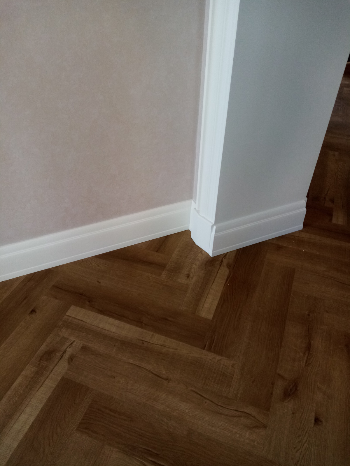 Паркет уложен способом "Венгерская елка"