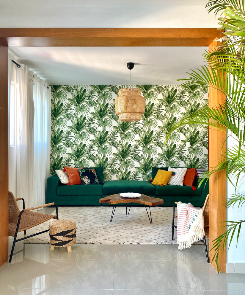 Foto di un grande soggiorno tropicale stile loft con sala formale, pareti verdi, pavimento con piastrelle in ceramica, pavimento grigio e carta da parati