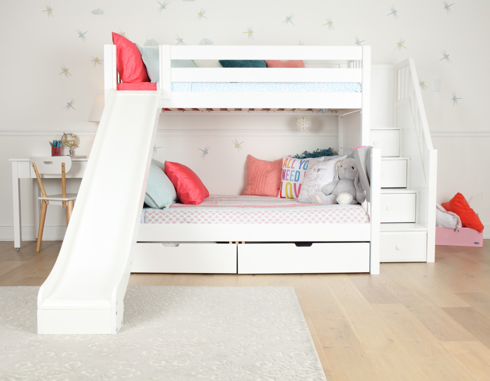 На фото: нейтральная детская среднего размера в стиле шебби-шик с спальным местом, серыми стенами, светлым паркетным полом, белым полом и обоями на стенах для подростка с