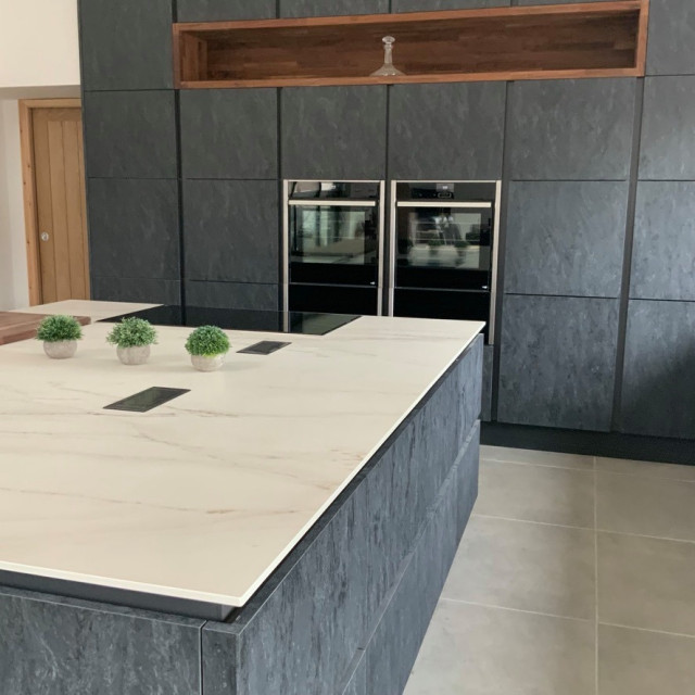 Dark grey concrete effect kitchen Contemporain Cuisine