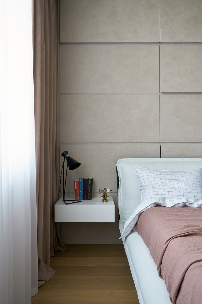 エカテリンブルクにある中くらいなコンテンポラリースタイルのおしゃれな主寝室 (白い壁、無垢フローリング、暖炉なし、茶色い床、折り上げ天井、パネル壁) のインテリア