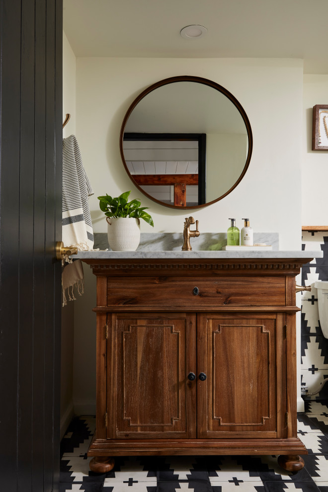 Источник вдохновения для домашнего уюта: ванная комната среднего размера в классическом стиле с фасадами с утопленной филенкой, коричневыми фасадами, открытым душем, раздельным унитазом, зеленой плиткой, стеклянной плиткой, белыми стенами, полом из керамической плитки, душевой кабиной, монолитной раковиной, мраморной столешницей, разноцветным полом, открытым душем, серой столешницей, тумбой под одну раковину и напольной тумбой