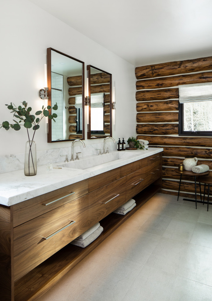 Diseño de cuarto de baño único y a medida moderno con armarios con paneles lisos, puertas de armario de madera oscura, baldosas y/o azulejos blancos, paredes blancas y encimeras blancas