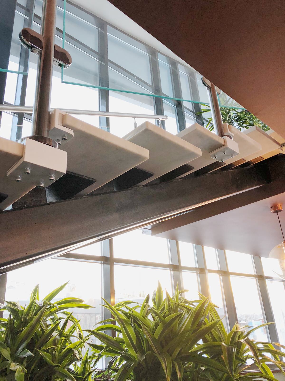 Лестница из белого мрамора "Кибик-Кордон"